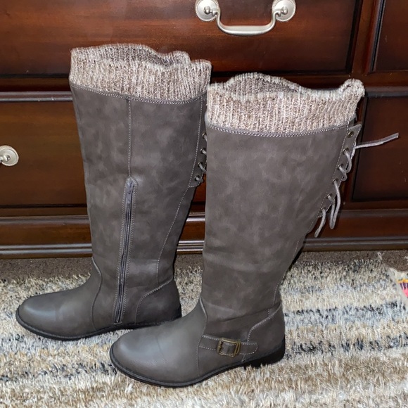 Boot - Picture 2 of 4